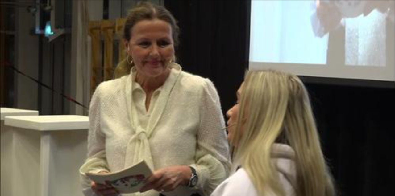 Stillbilde fra YouTube-video. Bilde viser Kari Birkeland og Synne Skulstad Birkhaug, russepresident i Vestland