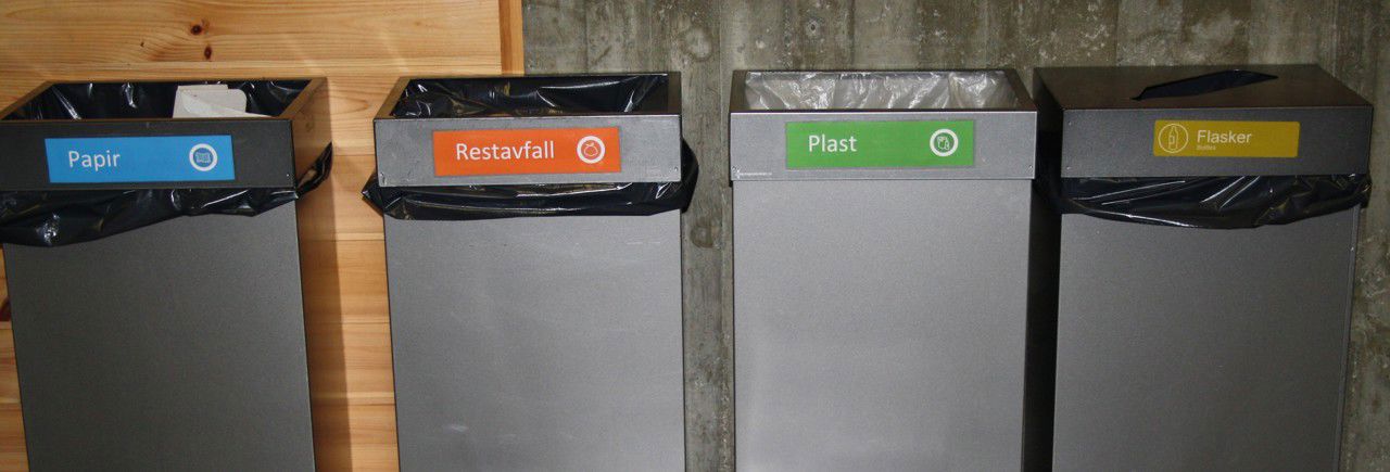 Bilde av fire beholdere for kjeldesortering