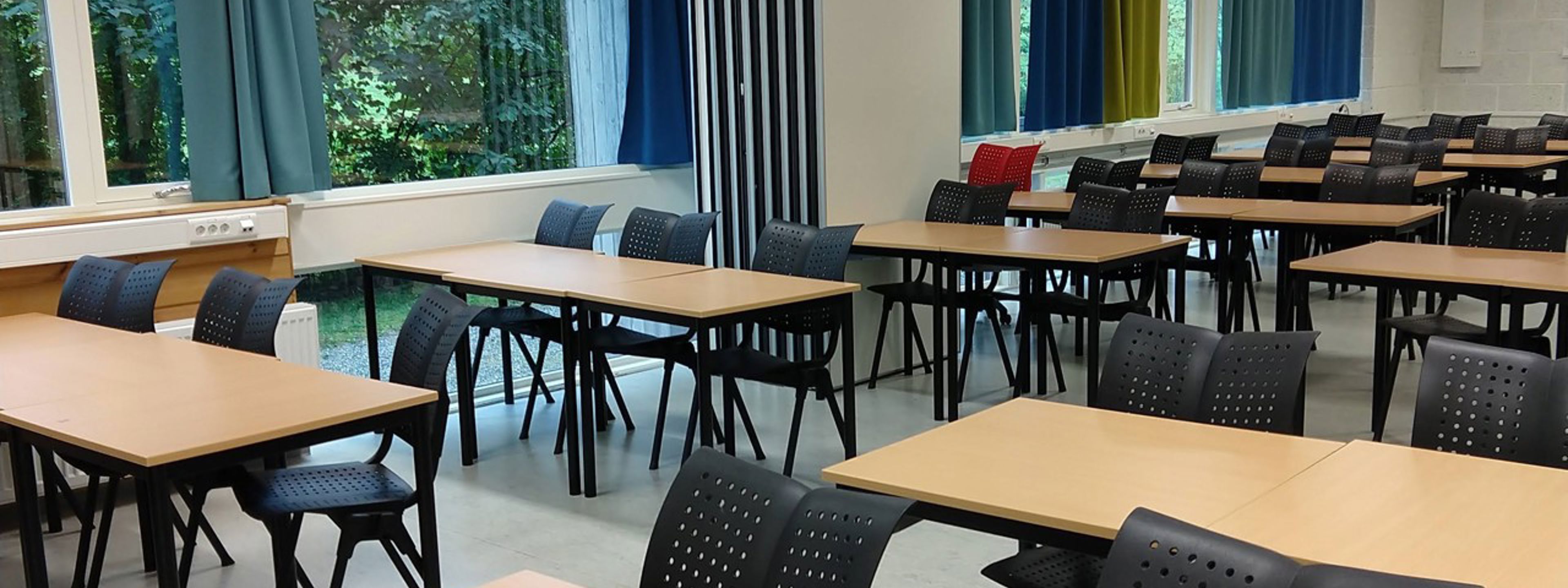 Bilde viser eit tomt klasserom med pultar