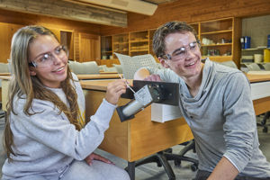 To elevar ser på eit fysikkforsøk med fjørkanon