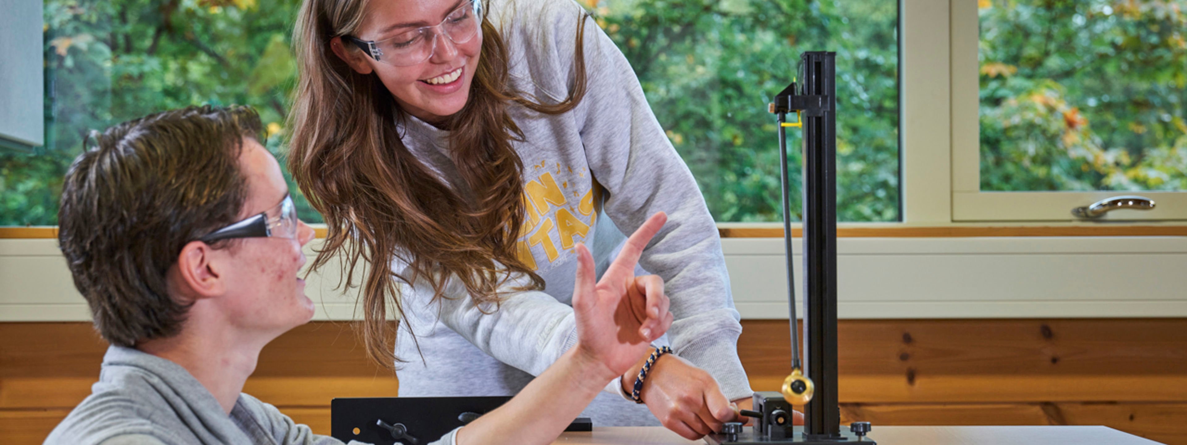 Bildet viser elevar som arbeider med eit forsøk på fysikklaben.