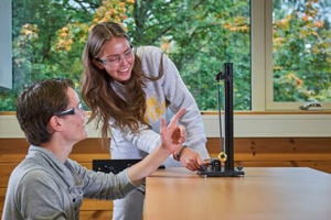 Bildet viser elevar som arbeider med eit forsøk på fysikklaben.